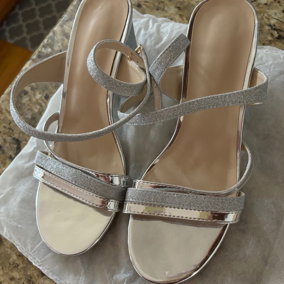 SHEIN WOMEN'S SILVER HEELS HOLIDAY PARTY SIZE 6.5 - Picture 2 of 4